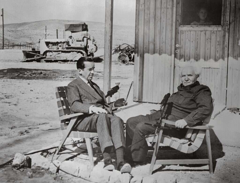 פגש את פרחי והתאהב בשדה־בוקר. בן־גוריון בחצר הצריף, 1956. | גטי אימג'ס