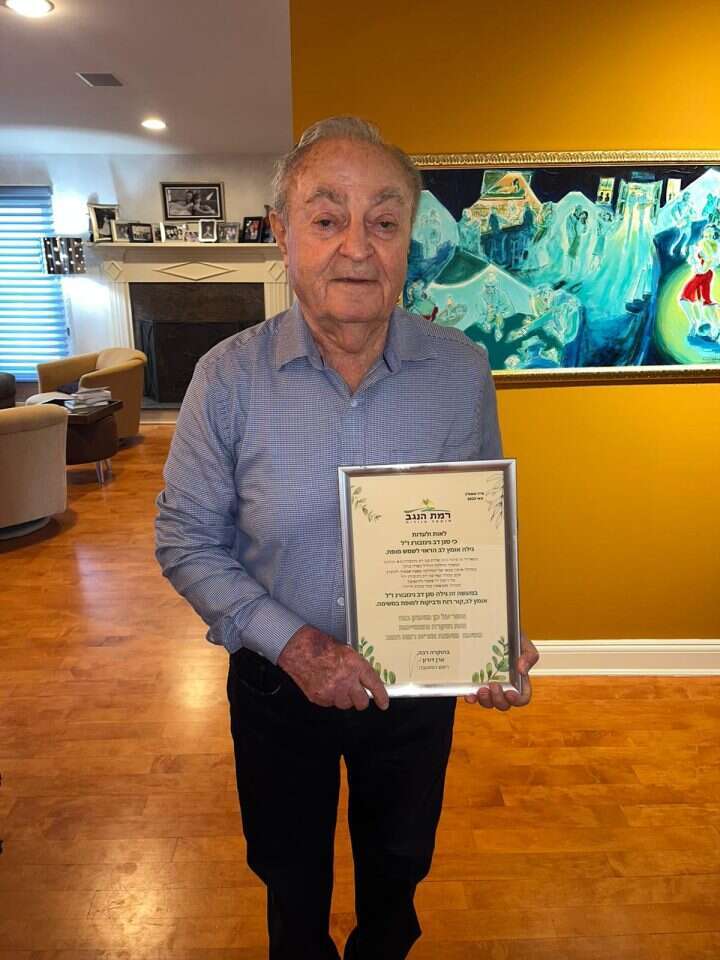 "מבחינתם, ראש המועצה הוא נציג של המדינה". סול גינזבורג ותעודת ההוקרה. | באדיבות מועצת רמת הנגב