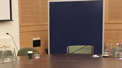 הפרגוד שהוצב בישיבת הוועדה למיזמים ציבוריים בכנסת