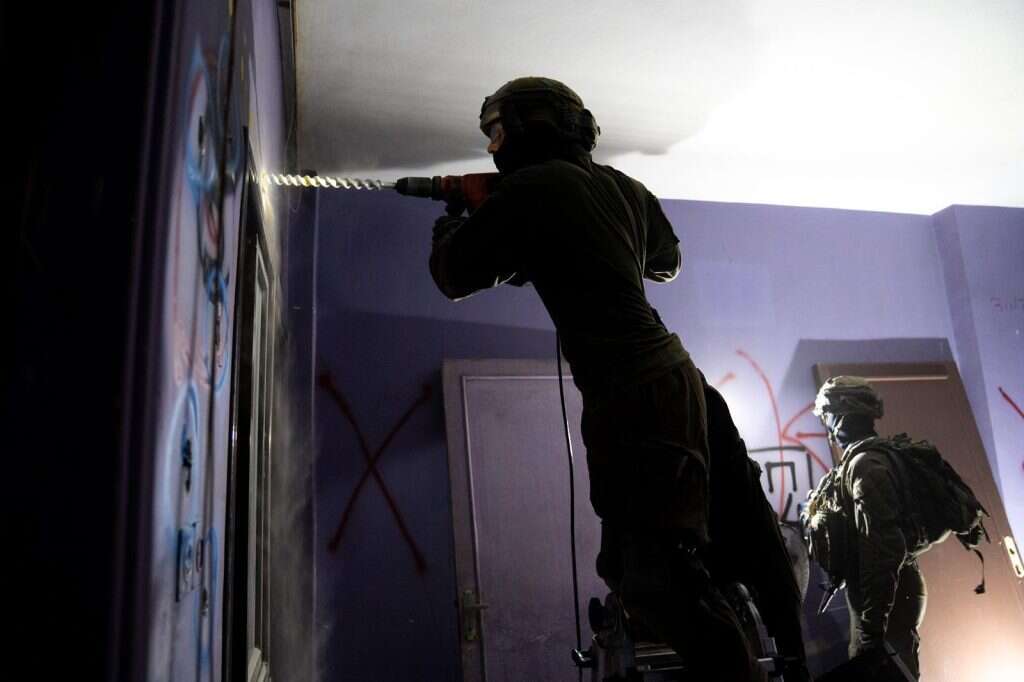 כוחות צה"ל בפעילות להריסת בתים, אמש. | דובר צה"ל כוחות צה"ל בפעילות להריסת בתים, אמש. | דובר צה"ל