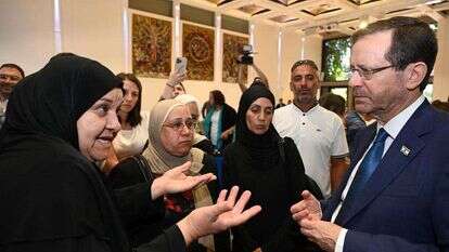 הרצוג בשיח עם כמה מהאמהות. | חיים צח/ לע"מ