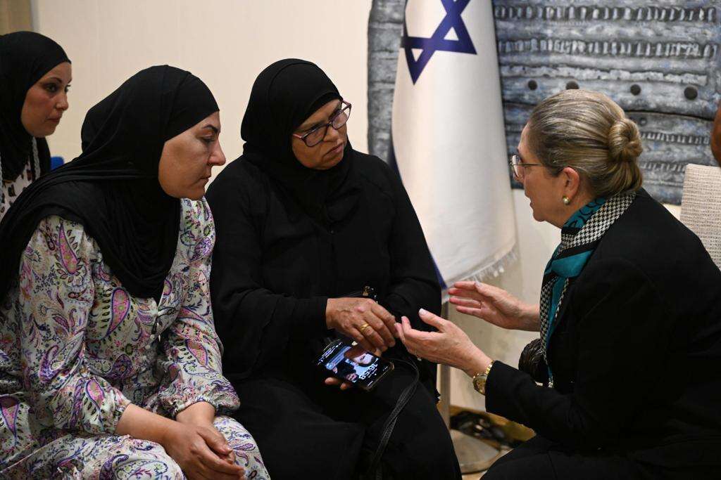 רעיית הנשיא, מיכל, משוחחת עם שתיים מהנשים שהגיעו לשיחה. | חיים צח/ לע"מ