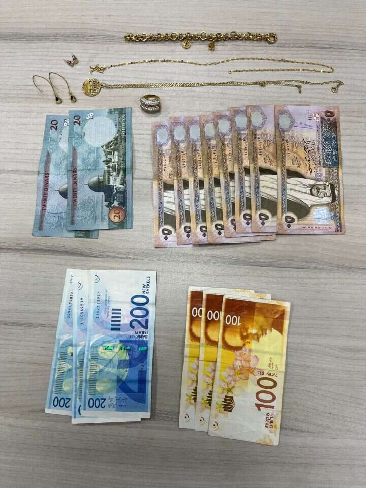 כספים שנתפסו בפשיטה. | דוברות המשטרה