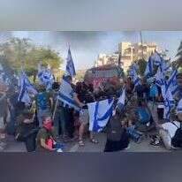 מפגיני המשאל חוסמים כבאית בכניסה לביתו של יריב לוין. | מסך מתוך סרטון מפגיני המשאל חוסמים כבאית בכניסה לביתו של יריב לוין. | מסך מתוך סרטון