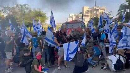 מפגיני המשאל חוסמים כבאית בכניסה לביתו של יריב לוין. | מסך מתוך סרטון