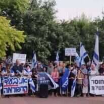 מפגן התמיכה של פעילי הימין מול בית השר לוין