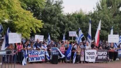 מפגן התמיכה של פעילי הימין מול בית השר לוין מפגן התמיכה של פעילי הימין מול בית השר לוין