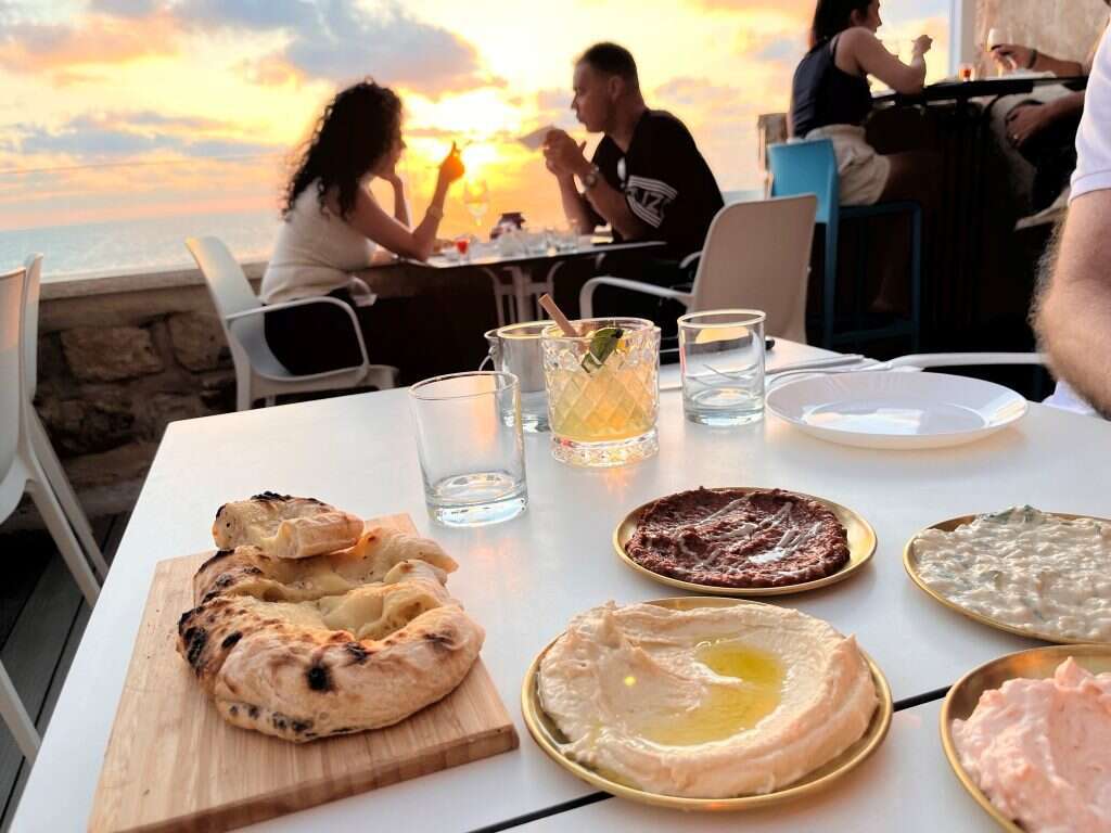 מלון עכותיקה. | איה בן עזרי