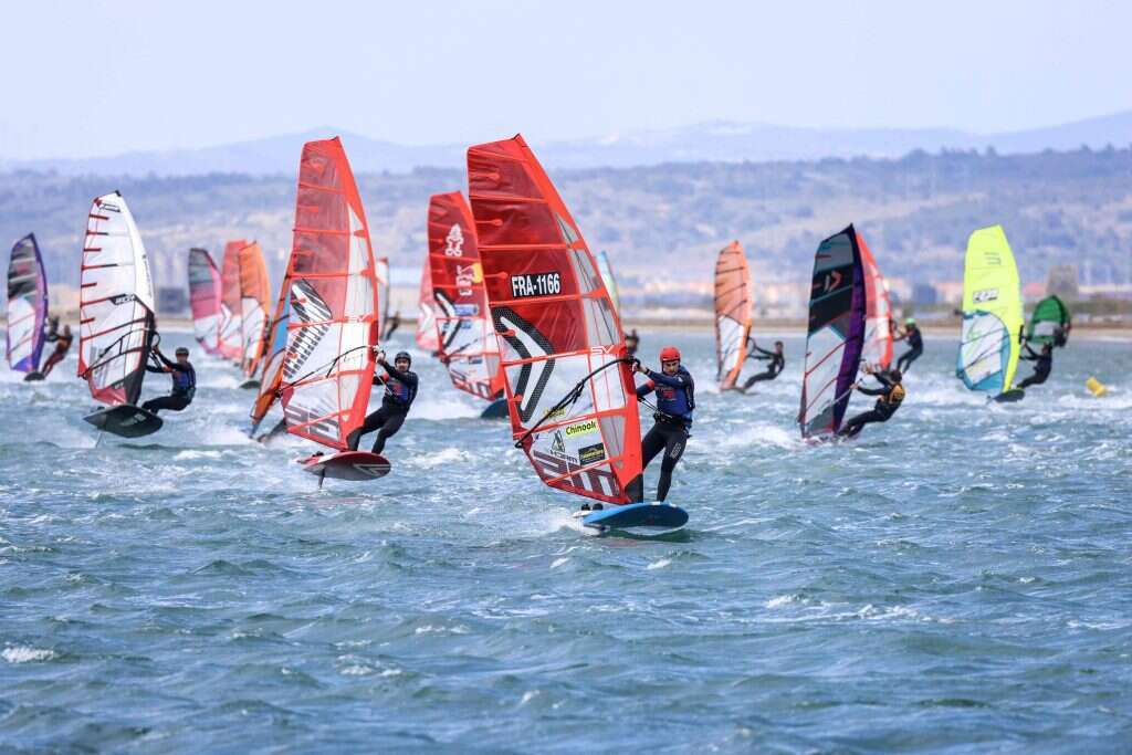 ענף עם מעט מקום בצמרת. גולשים מתחרים מול חופי צרפת. | איי.אף.פי