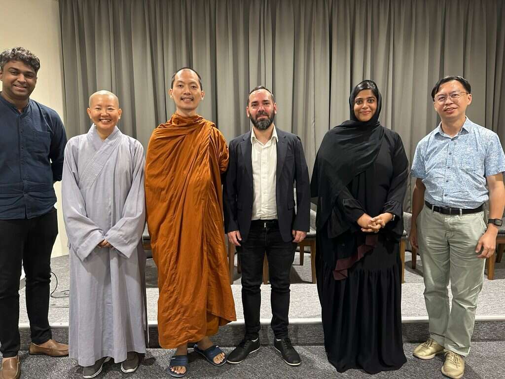 מורדי מילר (במרכז) בכנס בין־דתי שנערך לאחרונה