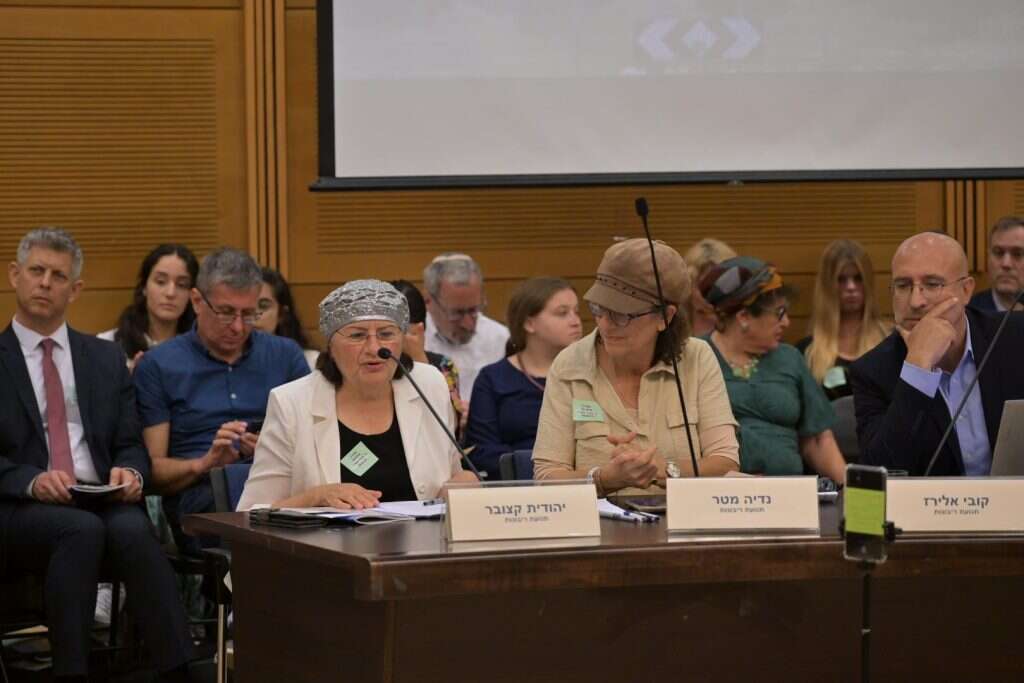 יהודית קצובר ונדיה מטר, היום בכנסת. | מאיר אליפור