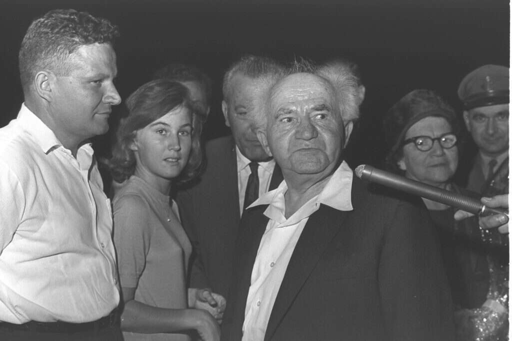 ראה בעצמו אב מעורב. בן–גוריון עם בנו עמוס ונכדתו. | פרידן משה, לע"מ