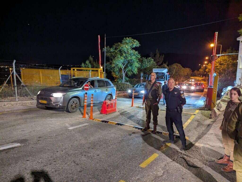 אל"מ אלבז בשער היישוב עטרת במוצאי השבת האחרונה. | ארגון חוננו