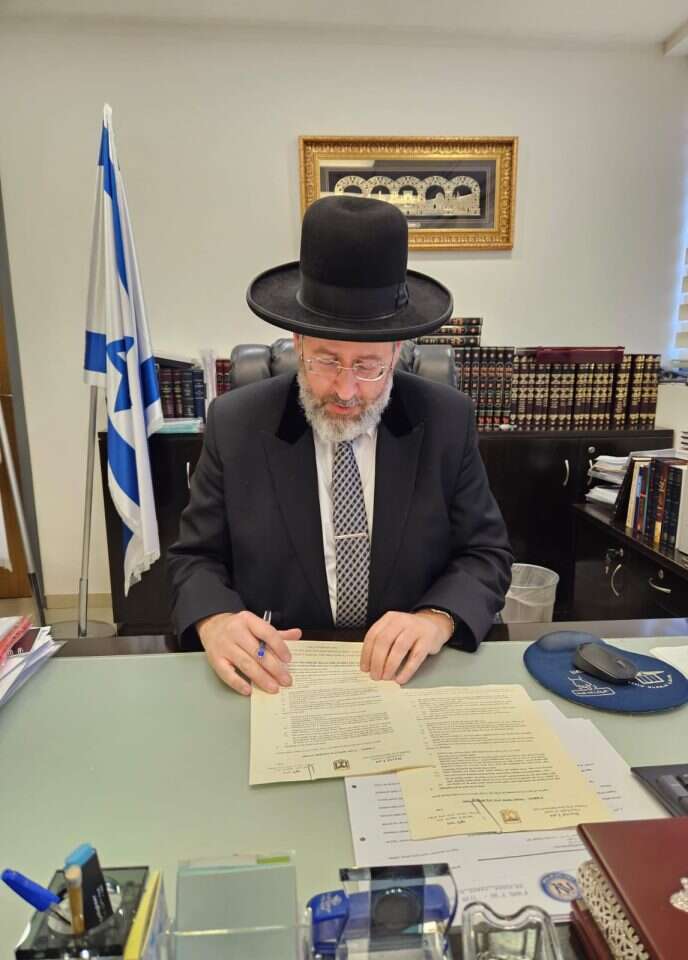 הרב הראשי דוד לאו חותם על ההנחיות החדשות