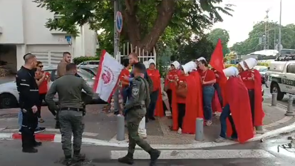 המחאה מול בית השרה מאי גולן. | בונות אלטרנטיבה