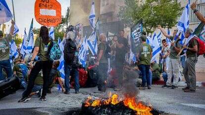 עימות במתכונת ה"לא נחמדים". ההפגנה מול ביתו של שר המשפטים יריב לוין במודיעין, השבוע. | יהונתן שאול, פלאש 90 עימות במתכונת ה"לא נחמדים". ההפגנה מול ביתו של שר המשפטים יריב לוין במודיעין, השבוע. | יהונתן שאול, פלאש 90