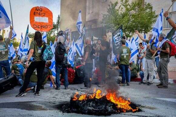 ההפגנה נגד הרפורמה המשפטית מחוץ לביתו של יריב לוין במודיעין, השבוע. | יונתן שאול, פלאש 90 ההפגנה נגד הרפורמה המשפטית מחוץ לביתו של יריב לוין במודיעין, השבוע. | יונתן שאול, פלאש 90