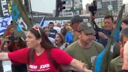 עימותים בין המפגינים נגד הרפורמה. | מסך מתוך סרטון בטוויטר עימותים בין המפגינים נגד הרפורמה. | מסך מתוך סרטון בטוויטר