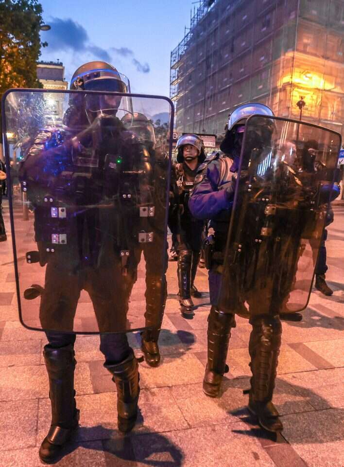 שוטרים מתכוננים לליל מהומות בצרפת. | EPA MOHAMMED BADRA