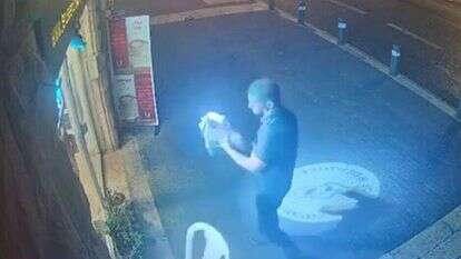 המתנכל לבית חב"ד ברחביה. | מסך מתוך סרטון האבטחה