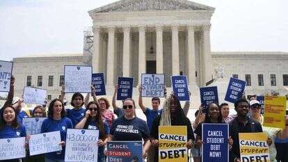 מפגינים מהשמאל אל מול בית המשפט העליון האמריקני. | OLIVIER DOULIERY AFP
