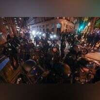 שוטרים מתכוננים לליל מהומות בצרפת. | EPA MOHAMMED BADRA