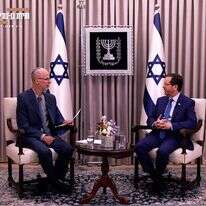 הנשיא יצחק הרצוג בשיחה עם חגי סגל. | גו לייב