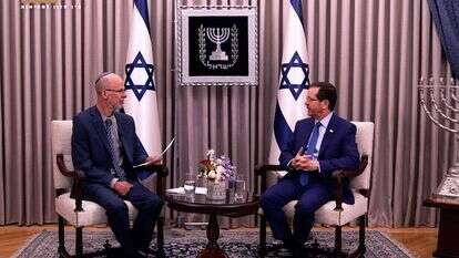 הנשיא יצחק הרצוג בשיחה עם חגי סגל. | גו לייב