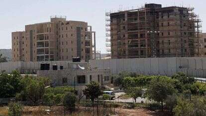 בנייה בעפרה. | EPA בנייה בעפרה. | EPA