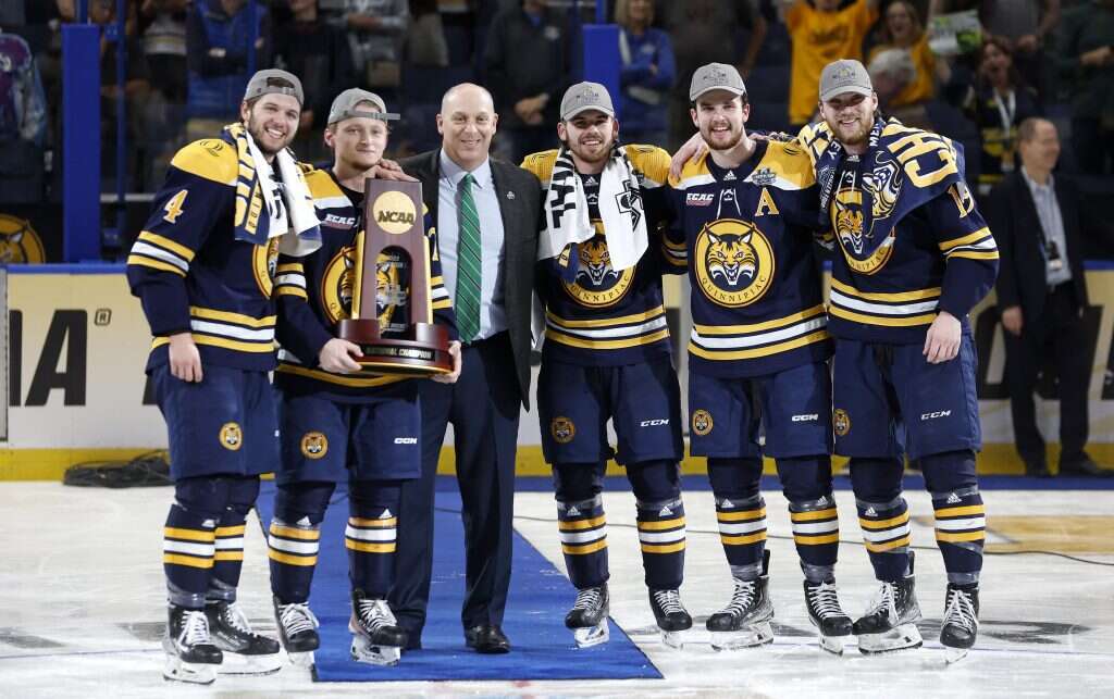 מהליגות הצעירות לאליפות מכללות. הקבוצה של פרץ חוגגת ניצחון בגמר. | AFP