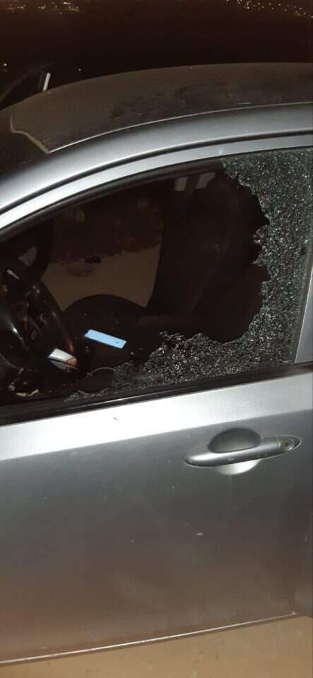 שמשת אחד הרכבים שהותקפו הלילה. | ביטחון מעלה לבונה שמשת אחד הרכבים שהותקפו הלילה. | ביטחון מעלה לבונה