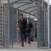 פועלים פלסטיניים במחסום ג'למה. | EPA