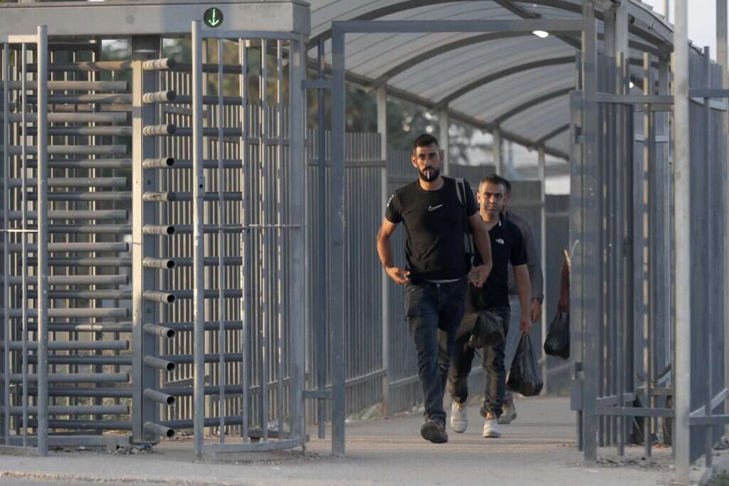 פועלים פלסטיניים במחסום ג'למה. | EPA