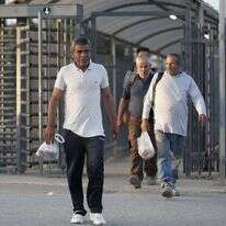 פועלים פלסטיניים במחסום ג'למה. | EPA