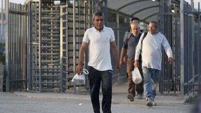 פועלים פלסטיניים במחסום ג'למה. | EPA