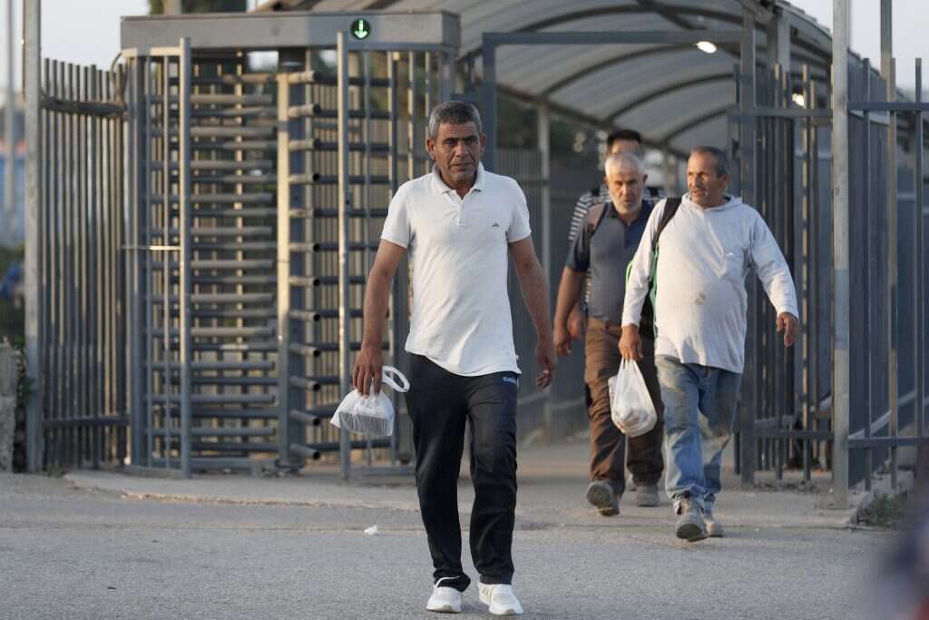 פועלים פלסטיניים במחסום ג'למה. | EPA