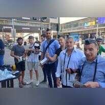 מניחים תפילין בדוכני חב"ד בתל אביב. | הרב עדי אלפנט