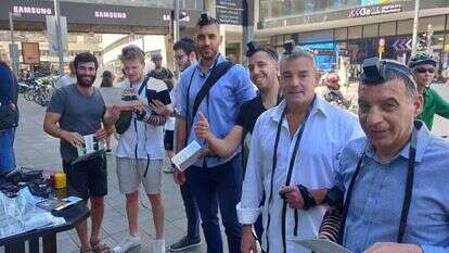 מניחים תפילין בדוכני חב"ד בתל אביב. | הרב עדי אלפנט