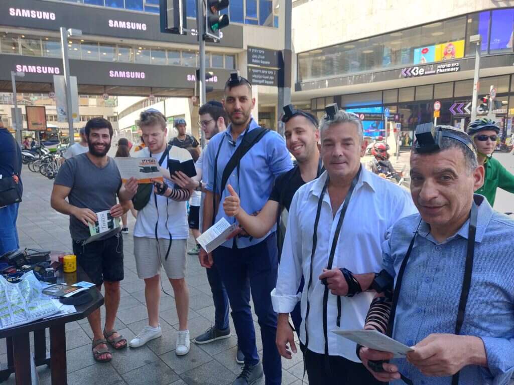 מניחים תפילין בדוכני חב"ד בתל אביב. | הרב עדי אלפנט