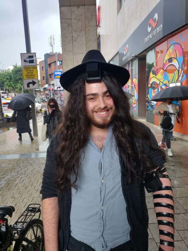 מניחים תפילין בדוכני חב"ד בתל אביב. | הרב עדי אלפנט