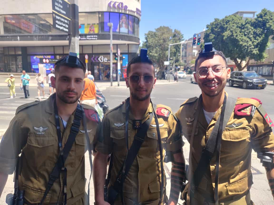 מניחים תפילין בדוכני חב"ד בתל אביב. | הרב עדי אלפנט