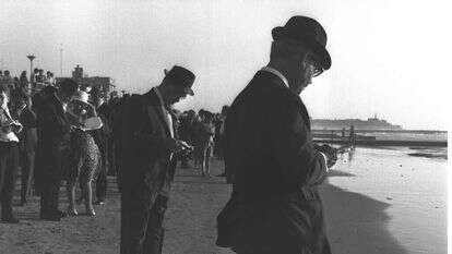 חניכי בני עקיבא התפללו עם חסידי גור, בלי הבחנה משמעותית ביניהם. מתפללים בחוף הים בתל אביב, 1970. | דוד אלדן, לע"מ