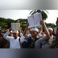 הפגנות ברחבי העולם. מפגינים באינדונזיה נגד שריפת הקוראן בשוודיה. | EPA