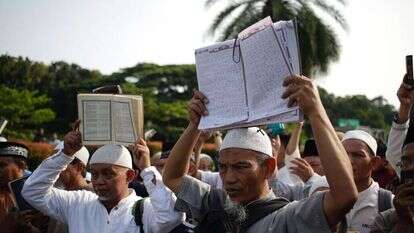 הפגנות ברחבי העולם. מפגינים באינדונזיה נגד שריפת הקוראן בשוודיה. | EPA