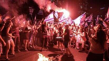 מפגינים חוסמים את איילון. | EPA