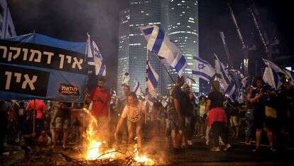 מפגינים חוסמים את איילון. | AFP מפגינים חוסמים את איילון. | AFP