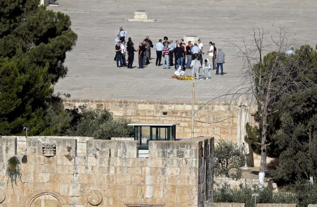 שני בני העדה הדרוזית. זירת הפיגוע בהר הבית ב־ 2017. | איי. אף. פי