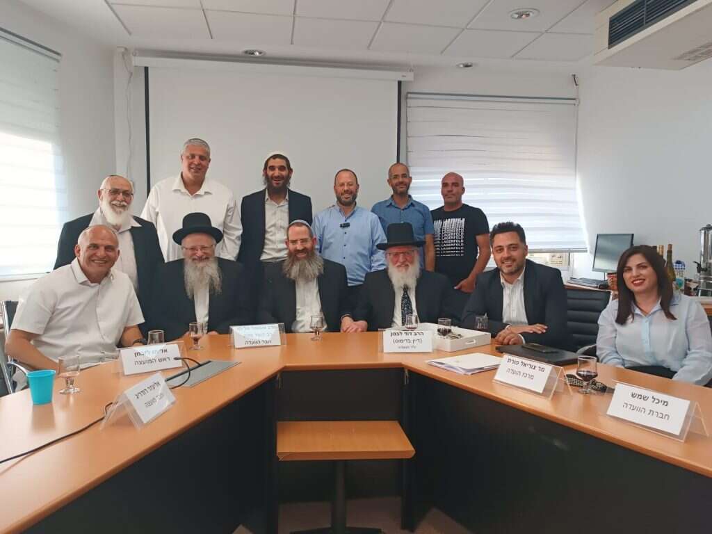 טקס הכתרת הרב אברהם יצחק שוורץ (יושב במרכז, בכיפה בהירה), לרב של קריית־ארבע, בחודש מאי