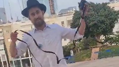 שליח החב"ד בעמדת הנחת התפילין. | מסך מתוך הסרטון