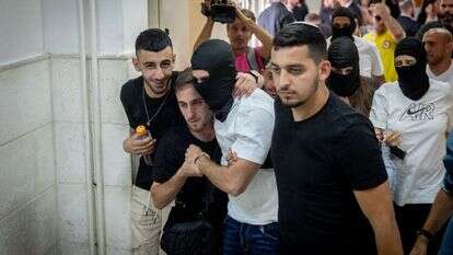 בני משפחה וחברים של שוטר מג"ב שזוכה מהריגת איאד אל חלאק לאחר זיכויו. | יונתן זינדל, פלאש 90